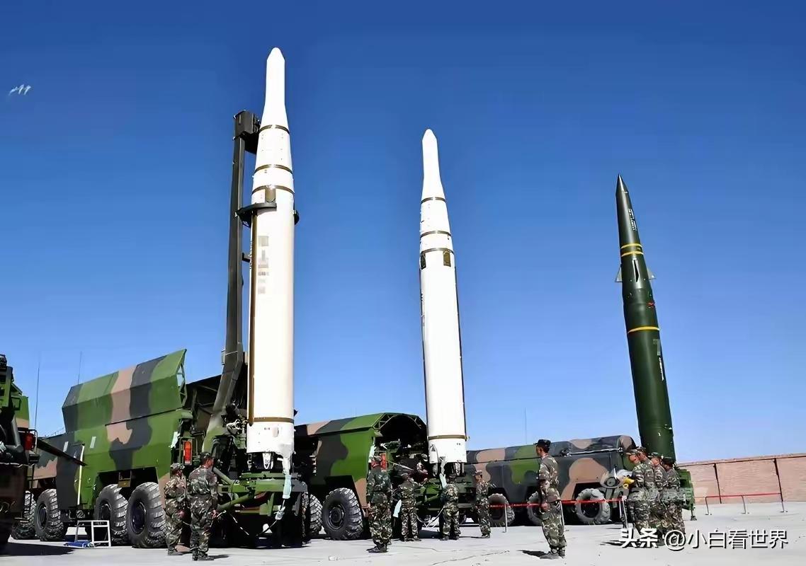 东部战区这回真把底牌摊开了
导弹不再藏，不再等
直接竖在海边，风吹日晒也不放倒