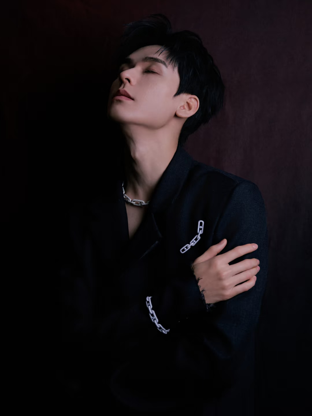 龚俊 巴黎时装周Messika珠宝街拍