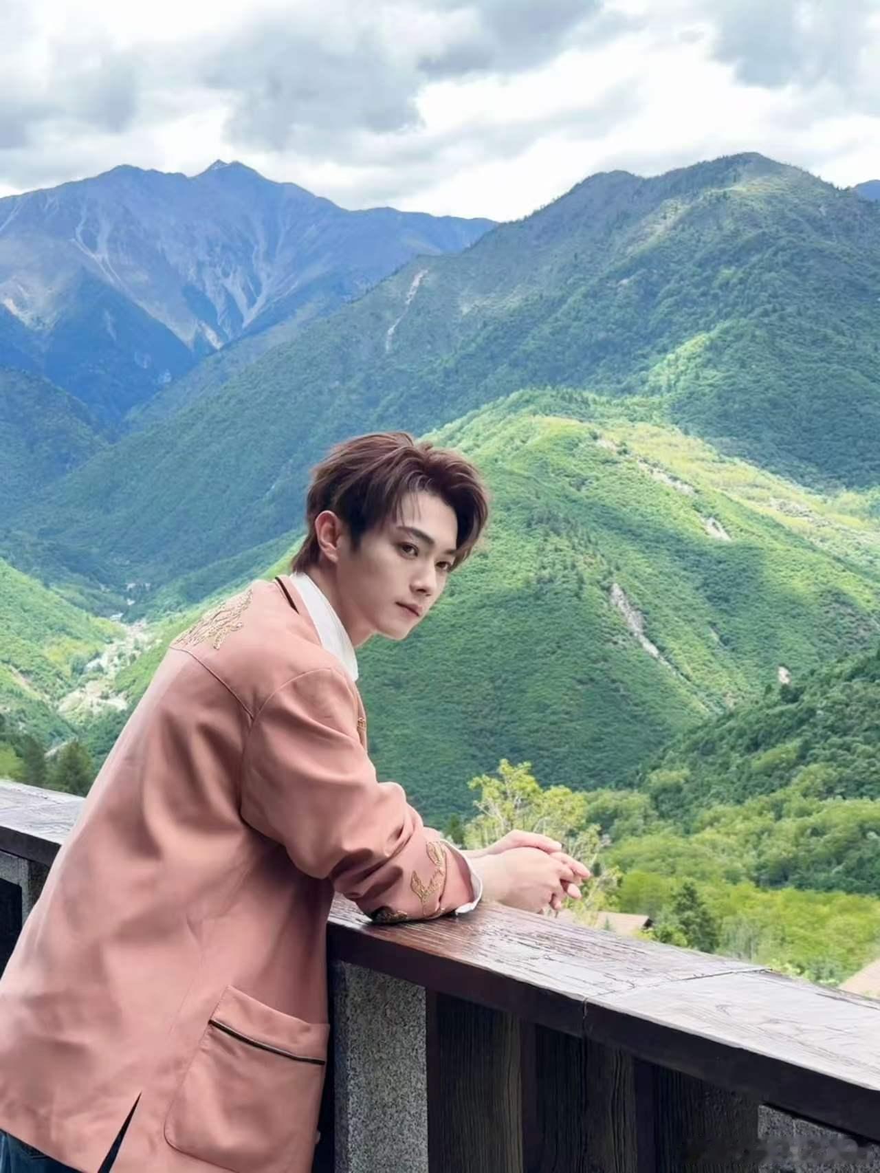 许凯红毯神级镜头亮相VOGUE红毯气场全开，镜头捕捉的画面张力十足，不得不感叹许