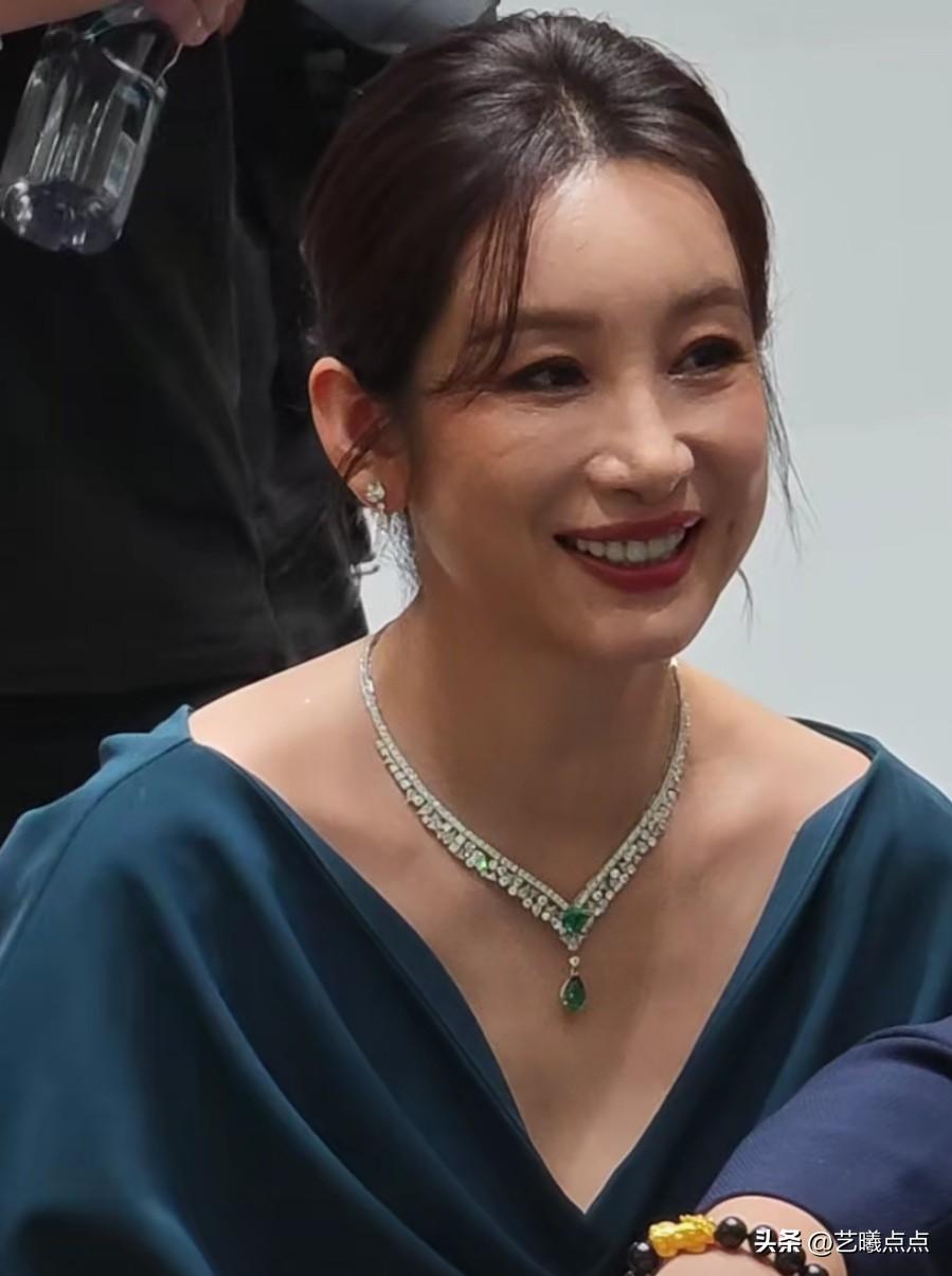 秦海璐今晚凭借电视剧《生万物》入围白玉兰最佳女配角，在红毯现场，许多影迷发现47