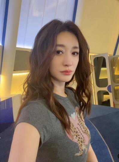 曝李小冉徐佳宁离婚 据爆料，李小冉与制片人老公徐佳宁已秘密离婚。多名网友认为这并