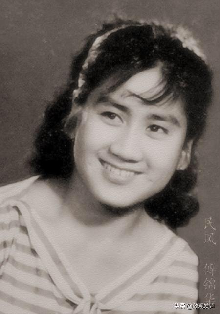 1938年，她出生在广西融安县常胜街。很小的时候，就跟随常胜街业余剧团的演员们一