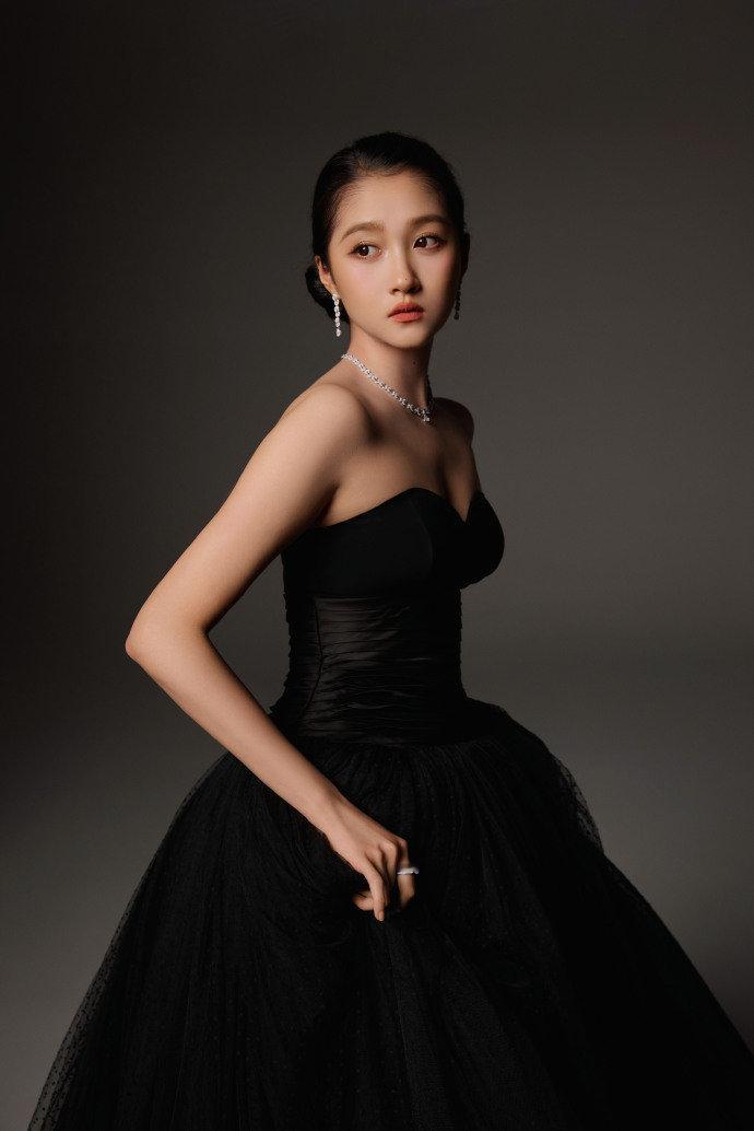 关晓彤复古女爵暗夜骑士关晓彤礼帽黑裙allblack 关晓彤复古女爵暗夜骑士，关