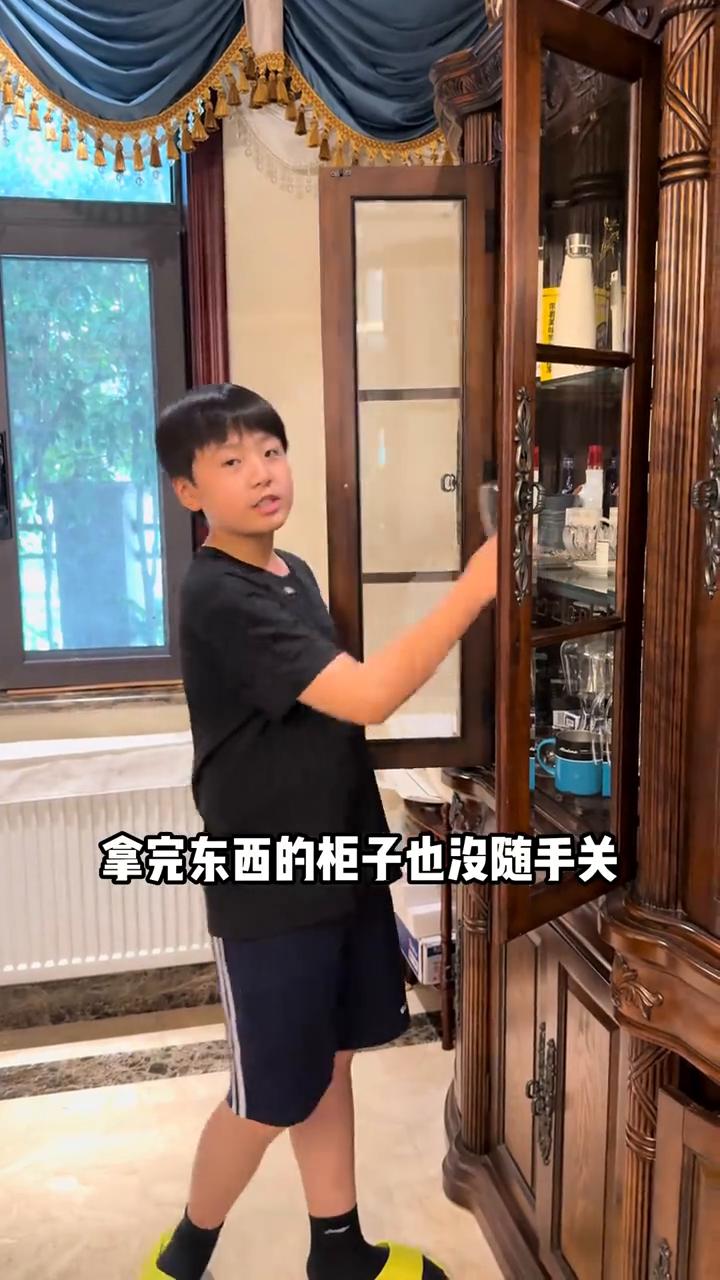 让你们看看毁掉一个家有多容易。放暑假了，书包随手一放，衣服随手一放，鞋子随脚一蹬