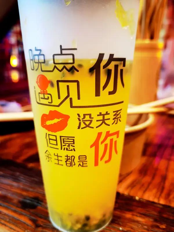 在感情里，判断对方是否在乎自己，看这三件事就知道。
第一件，愿意花时间陪你。比如