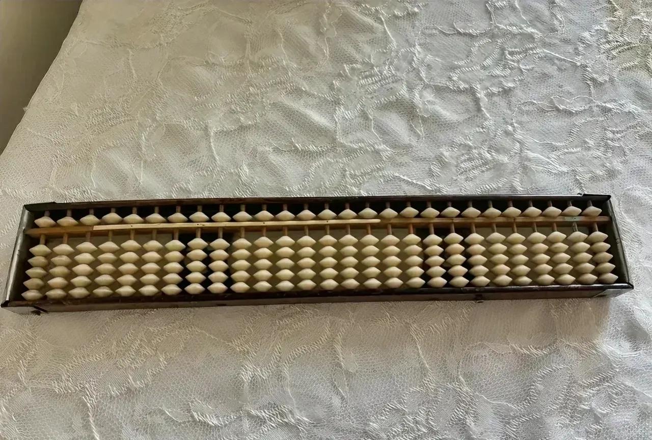 现在还有几个会打算盘的？
算盘口诀能记得一句都算厉害的。
我只记得三下五除二，