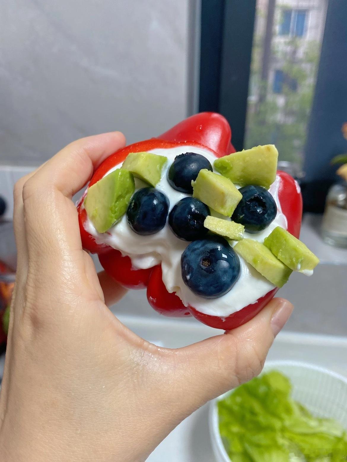 彤款酸奶彩椒碗是减脂期救星吧！无糖酸奶打底，铺上牛油果丁+烤燕麦，彩椒自带的清香