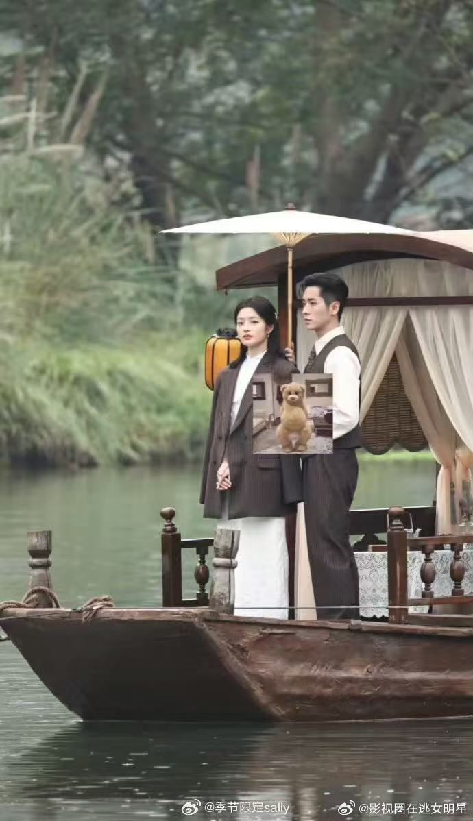 丞磊徐若晗玉簟秋执伞泛舟路透 ​​​撑伞泛舟，太有那个味儿了！丞磊徐若晗站在一起