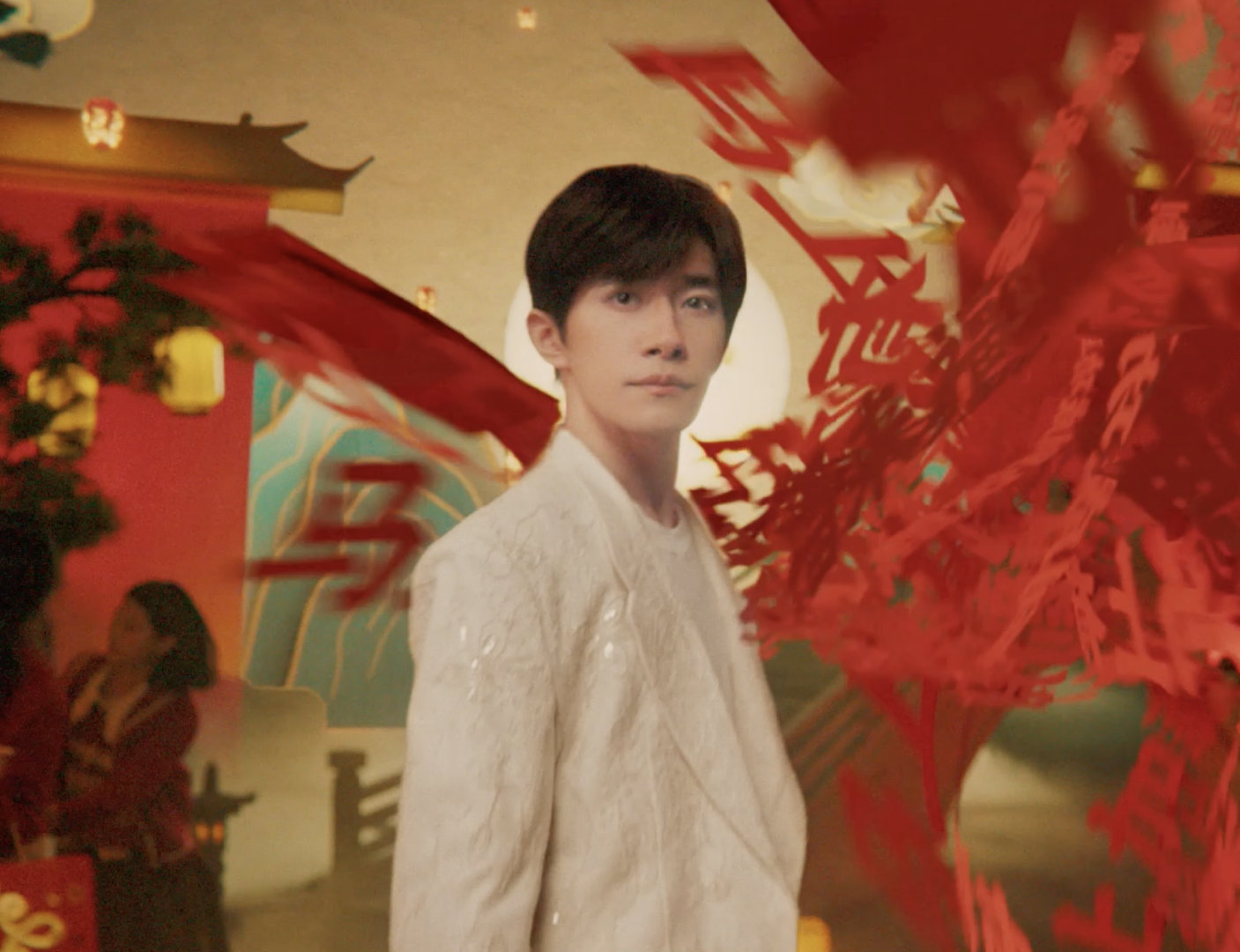 千玺贺岁新片爆了 贺岁看千玺，新年有惊喜！易烊千玺新片热映中，欢乐氛围拉满～一路