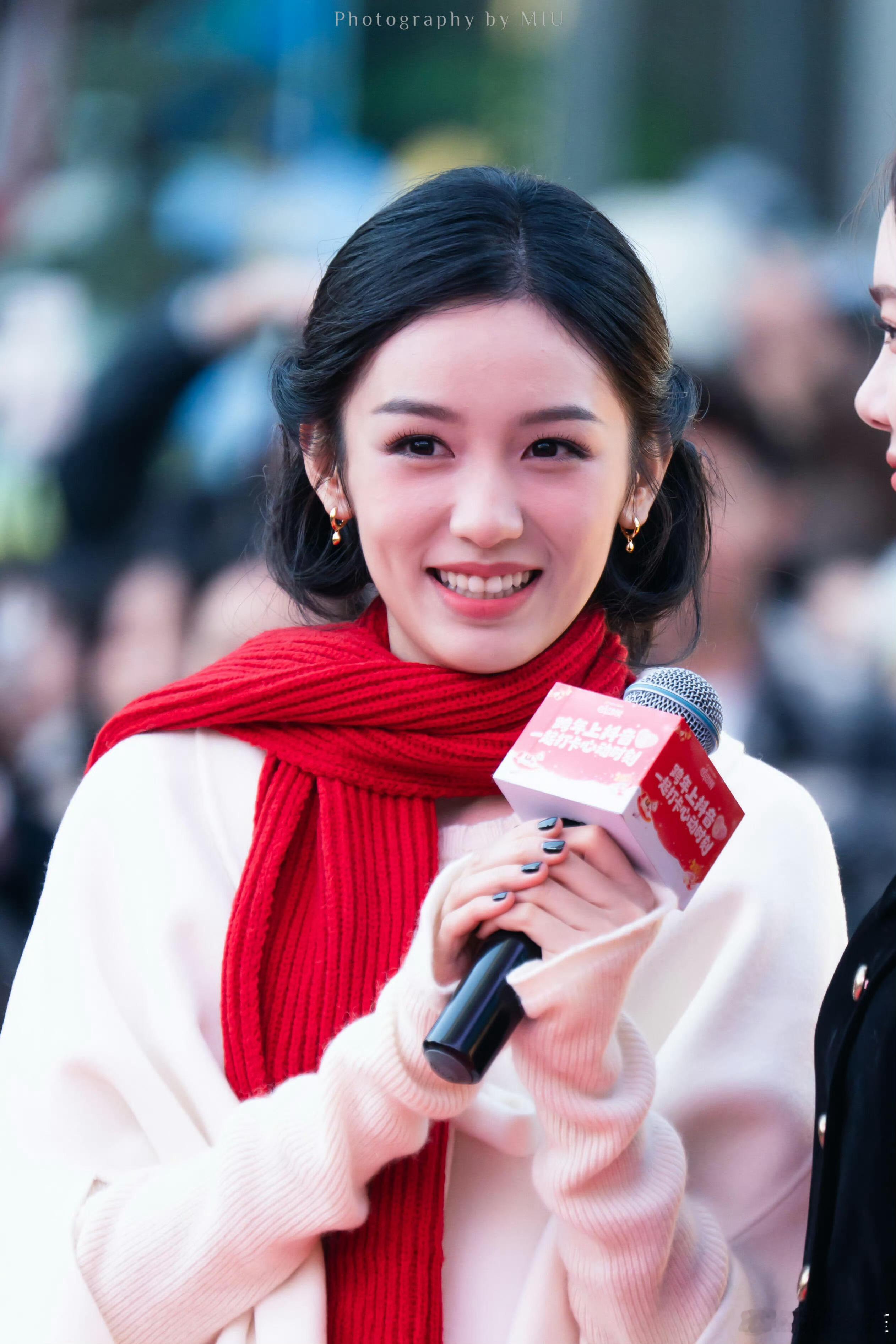 周也这几张直接可以带入年代剧女主了，真的好美啊我们🥥 