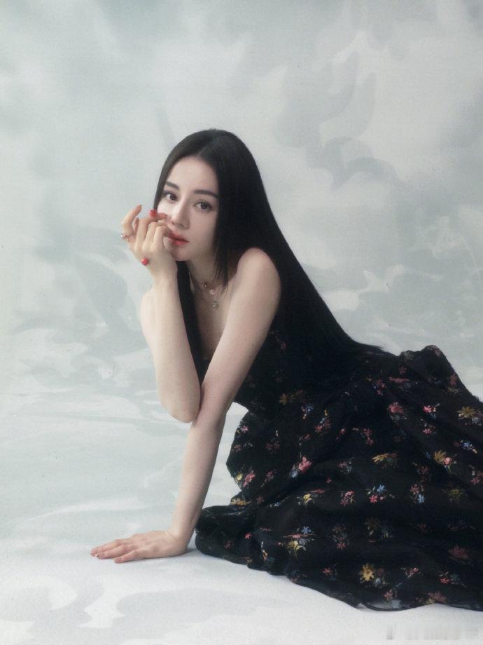 迪丽热巴vs迪丽热巴 迪丽热巴vs迪丽热巴，可柔可飒无缝切换，长发仙气、短发气场