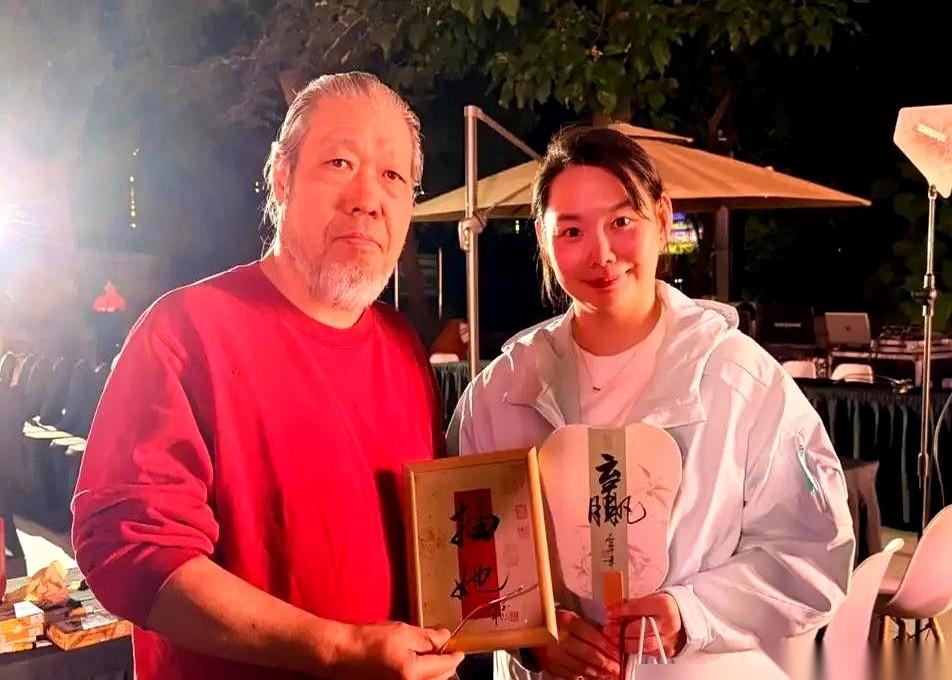 10月2日晚首钢园晚宴上，孙颖莎看何卓佳拿了把写着“赢”字的扇子，直接找庞老师要