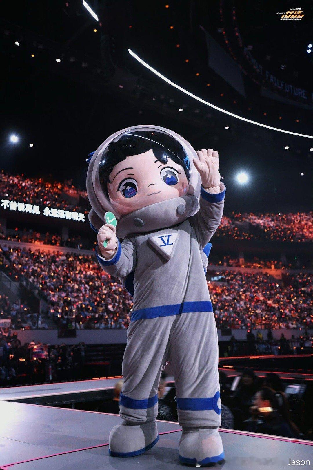 能不能多放点斗斗的照片，还有给我们斗斗拍的五老哥视频什么时候放出来