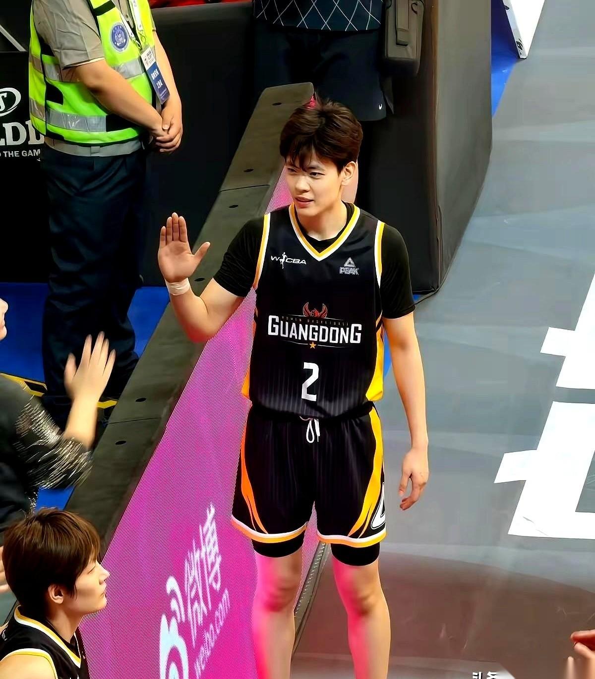 杨舒予，中国女篮的队长，卫冕冠军的核心。她的球队，刚刚在季后赛第一轮，被直接横扫