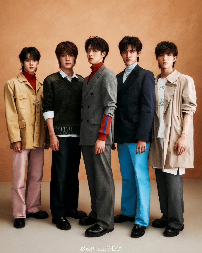 TOP 我们不是明星 魔丸来的吧！！网友偶遇五小登上前问是不是明星，结果被镇定回