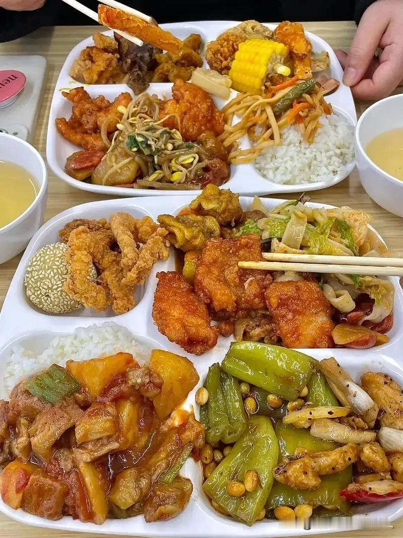 最简单的事情，你只要坚持下去，也一定能挣到钱！

这几天，重庆一对卖盒饭的夫妻火