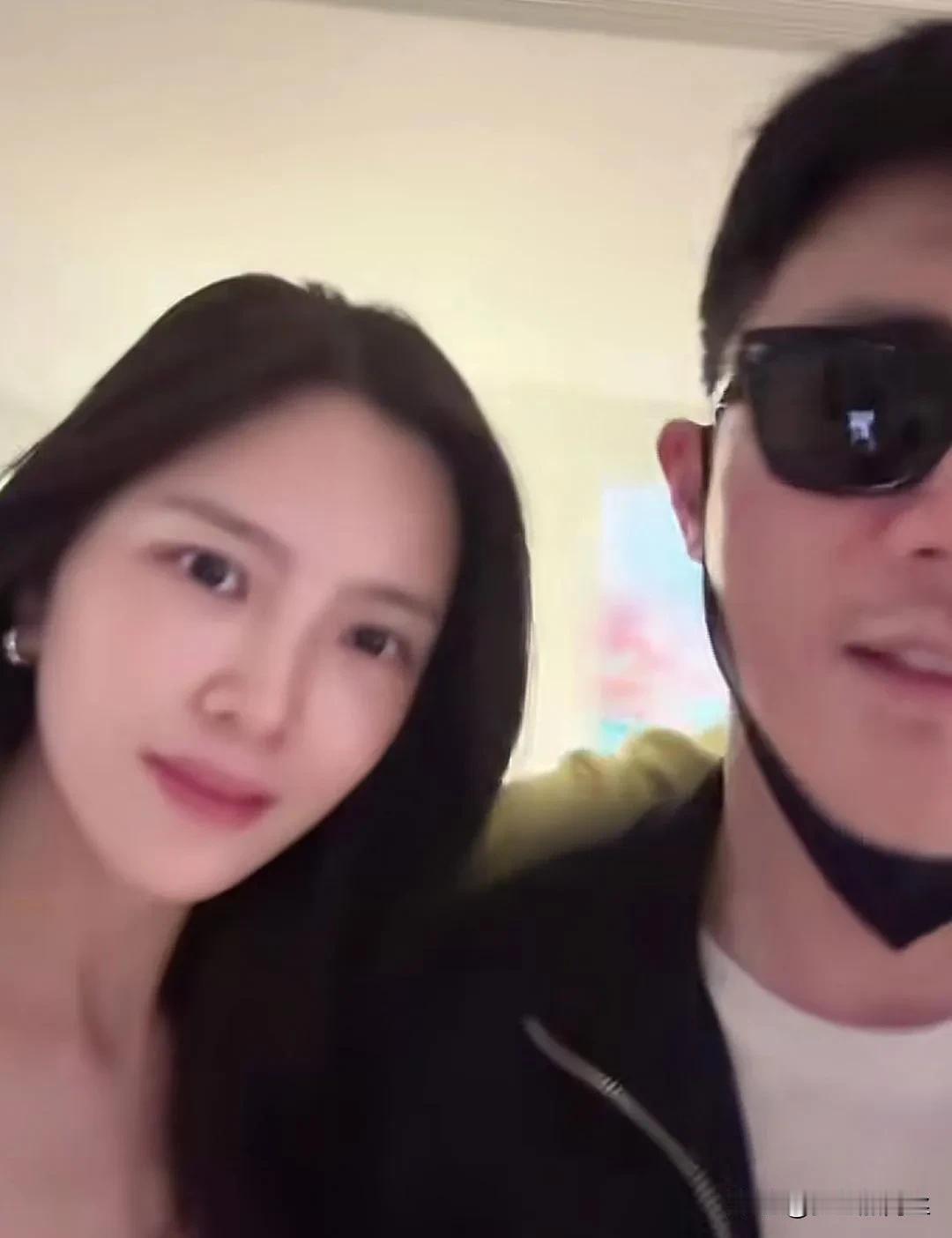 王灿与杜淳的恩爱日常，在镜头前展现得淋漓尽致。两人如小情侣般甜蜜，时而打打闹闹，