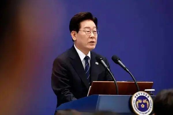 韩国做出表态了！
9月18日，韩国总统李在明在青瓦台记者会上表示，韩国不会以任何