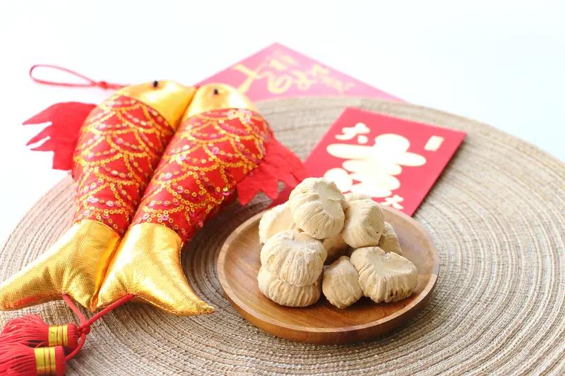 初四这天，全国人民各有各的忙。北京人在家等灶王爷“查岗”，毕竟作为玉皇大帝派驻民