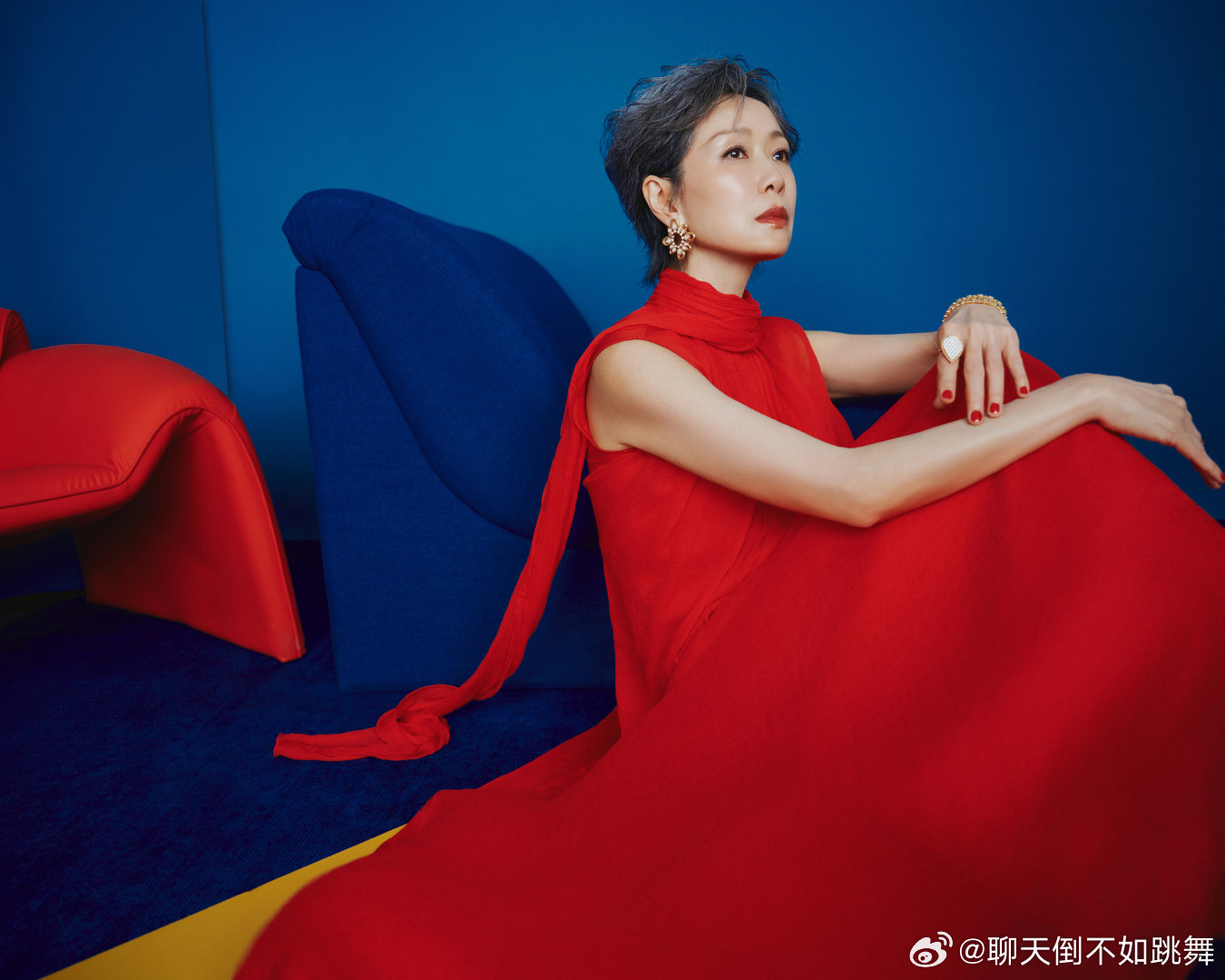 叶童复刻40年前海报 和跨越时光致敬《偶然》《一代宗师》。片场氛围格外温馨，她细