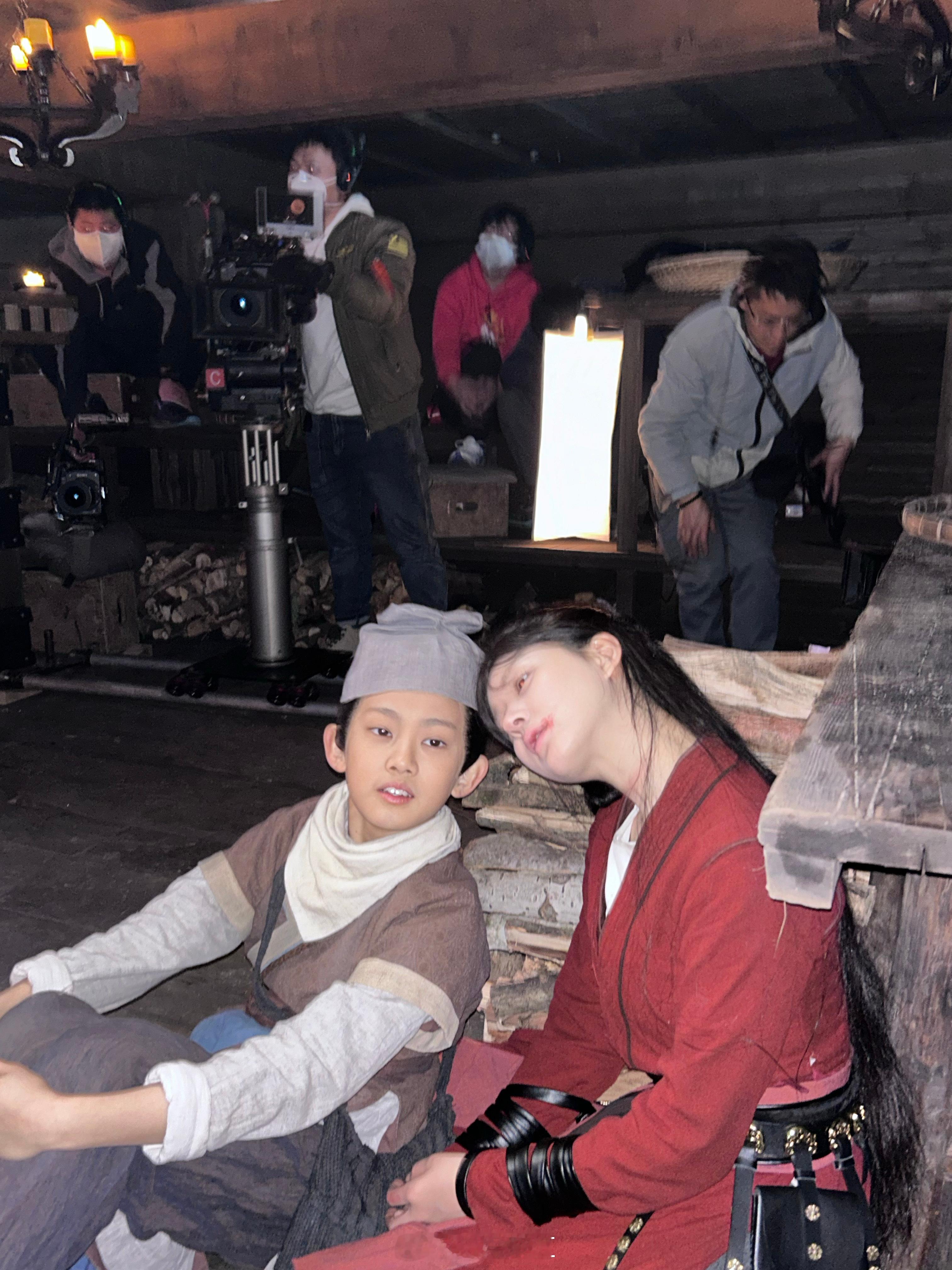 #赵露思珠帘玉幕幕后live图##赵露思晒珠帘玉幕片场花絮# 赵露思的珠帘玉幕片