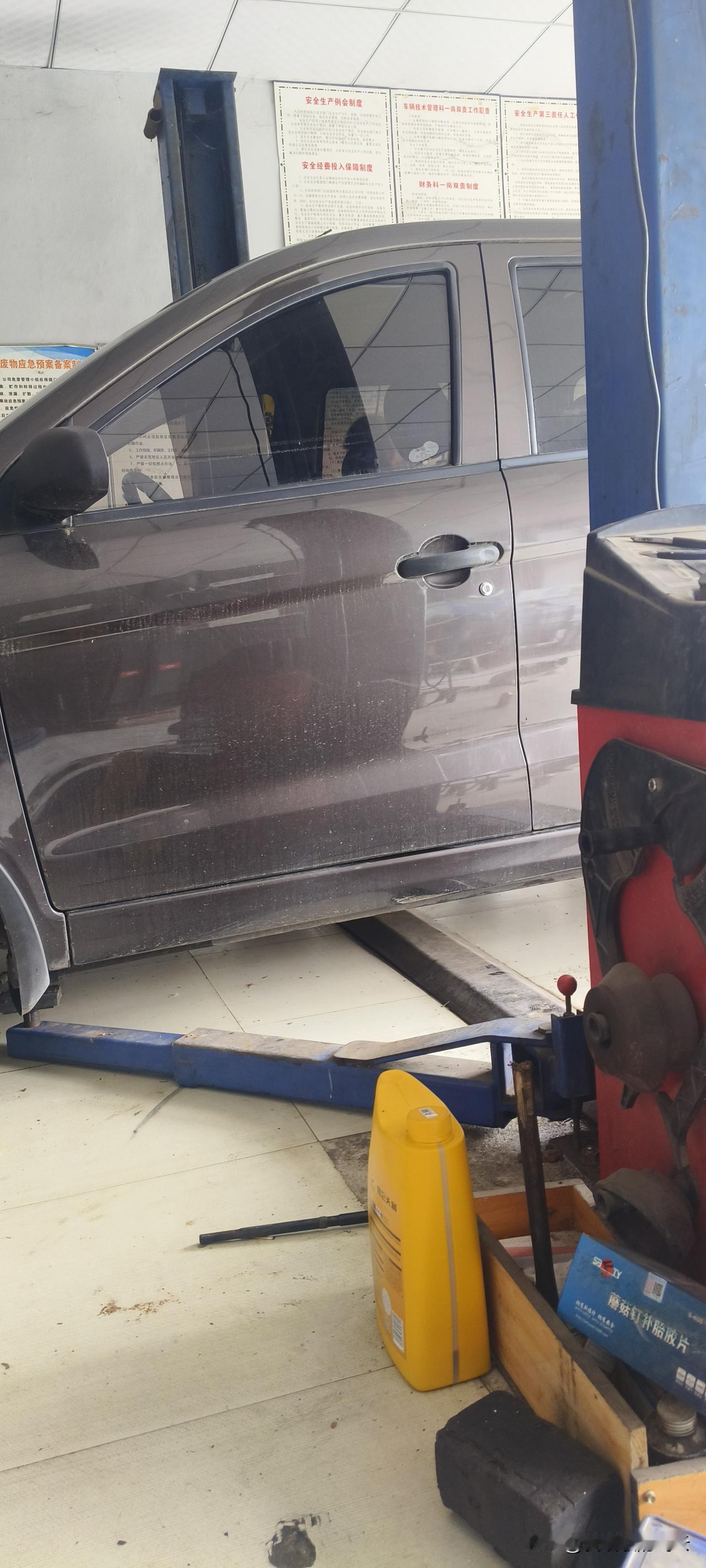 今天没上班休息，正好把我的小车开去汽修店保养换机油。

现在是一年保养一次，由于