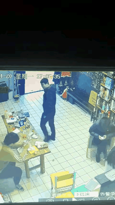 一进门就给大家上节目
秒变大哈莫