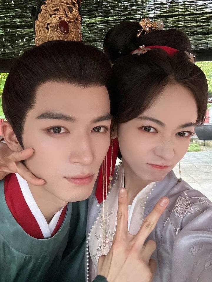 #吴谨言王星越互发合照##吴谨言王星越合照库存# 吴谨言王星越互发合照，没想到你