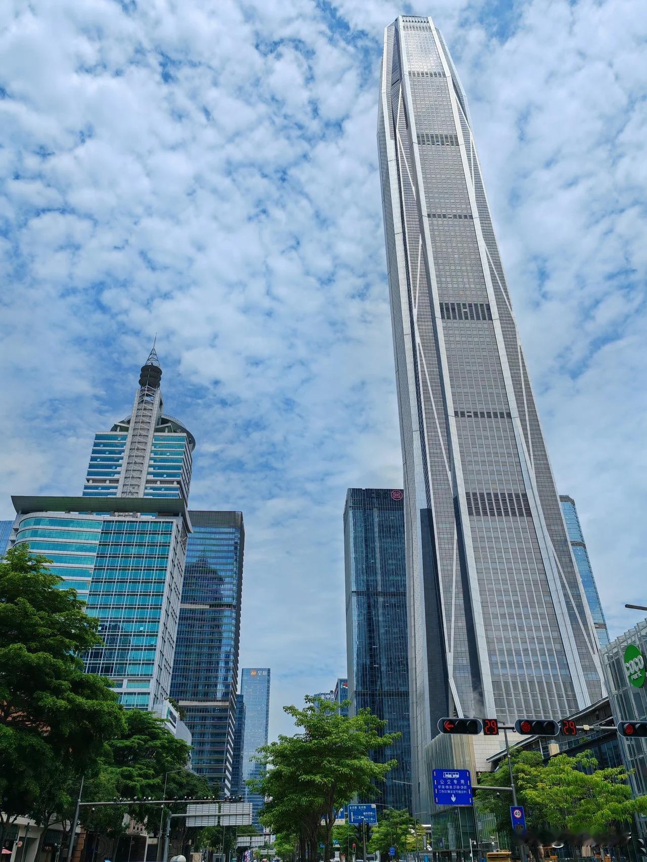 嗨翻天！又是天高云淡、风轻气爽、心旷神怡的一天。
晚上和家人在公园散步时，边走边