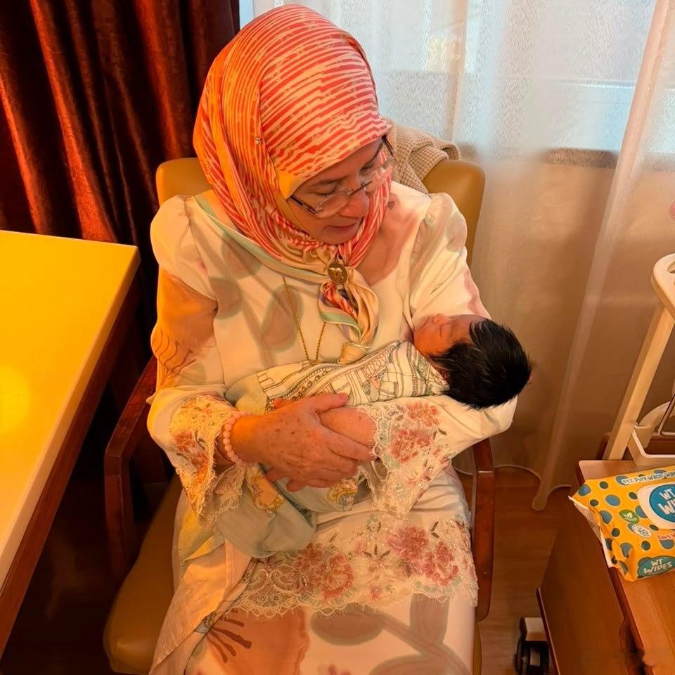 马来西亚王室 🇲🇾彭亨苏丹后阿兹赞和第一位孙女Tengku Nadine A