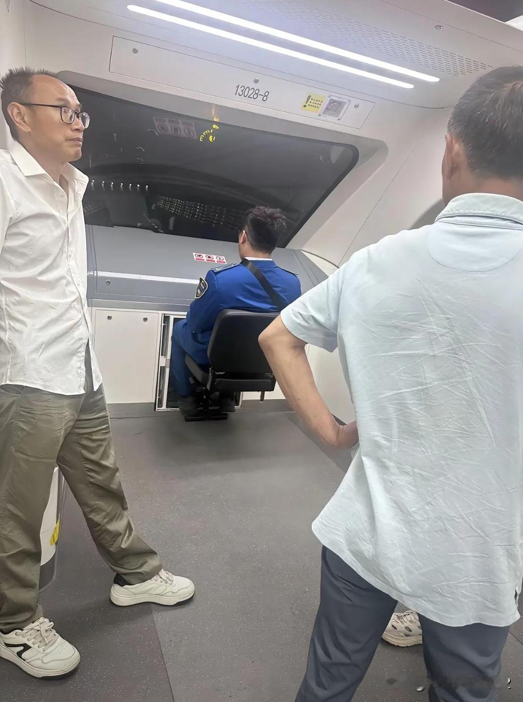 成都13号线应该是无人驾驶的线路。放个人在那里纯粹免得乘客抢座位拍照吵架[捂脸]