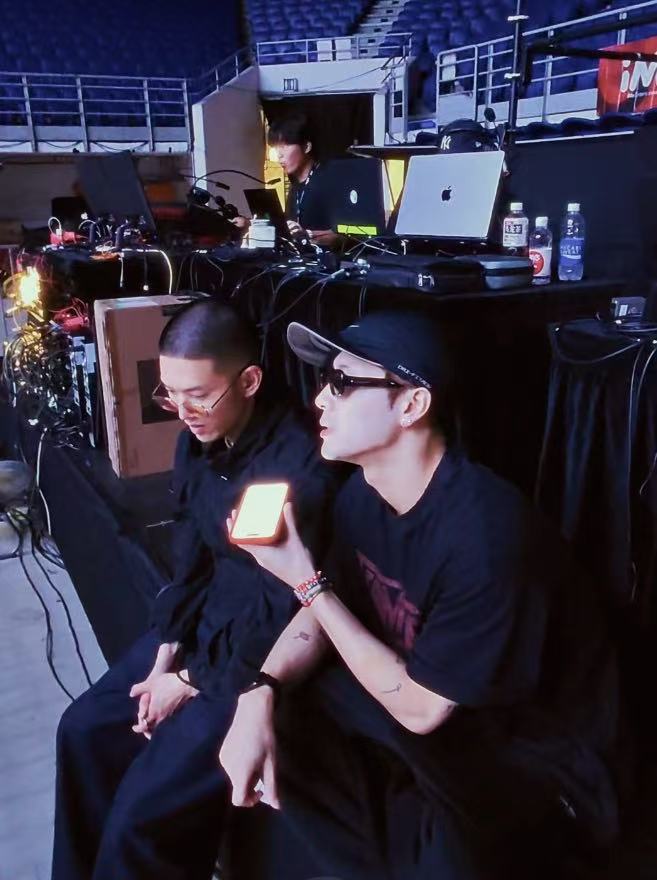 王嘉尔男友视角连载第一集 期待已久的连载终于来啦！Staff镜头里灵感来了就蹲在