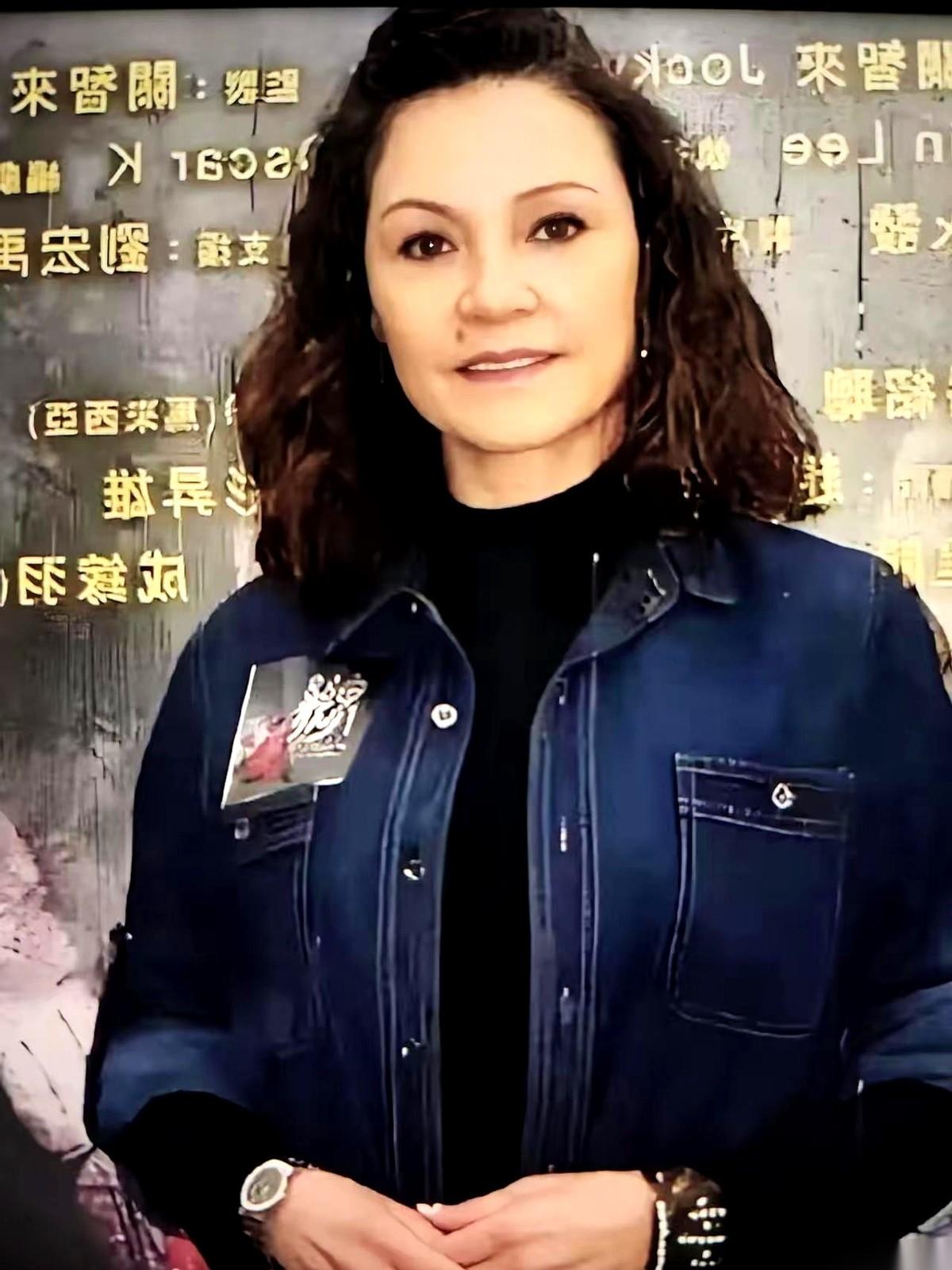 55岁。
一个快当奶奶的女人，在镜头前脱得干干净净，拍了部大尺度电影。
这是张柏