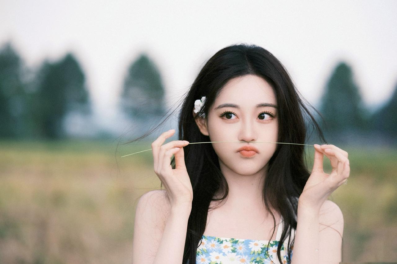 祝绪丹甜美碎花裙写真