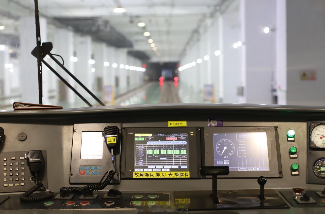 成都地铁司机的第一视角我负责方向，你负责抵达。 隧道尽头总有光