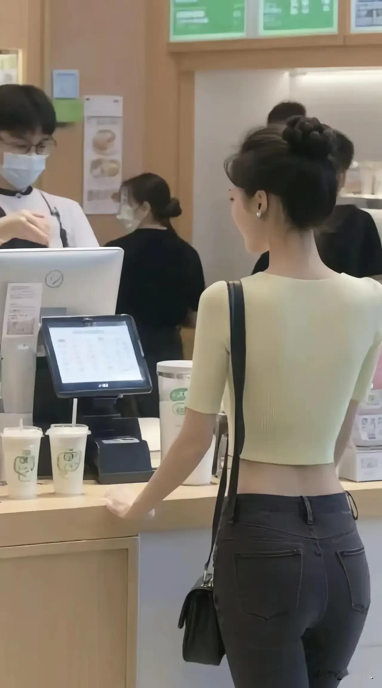 这位女士在点咖啡。