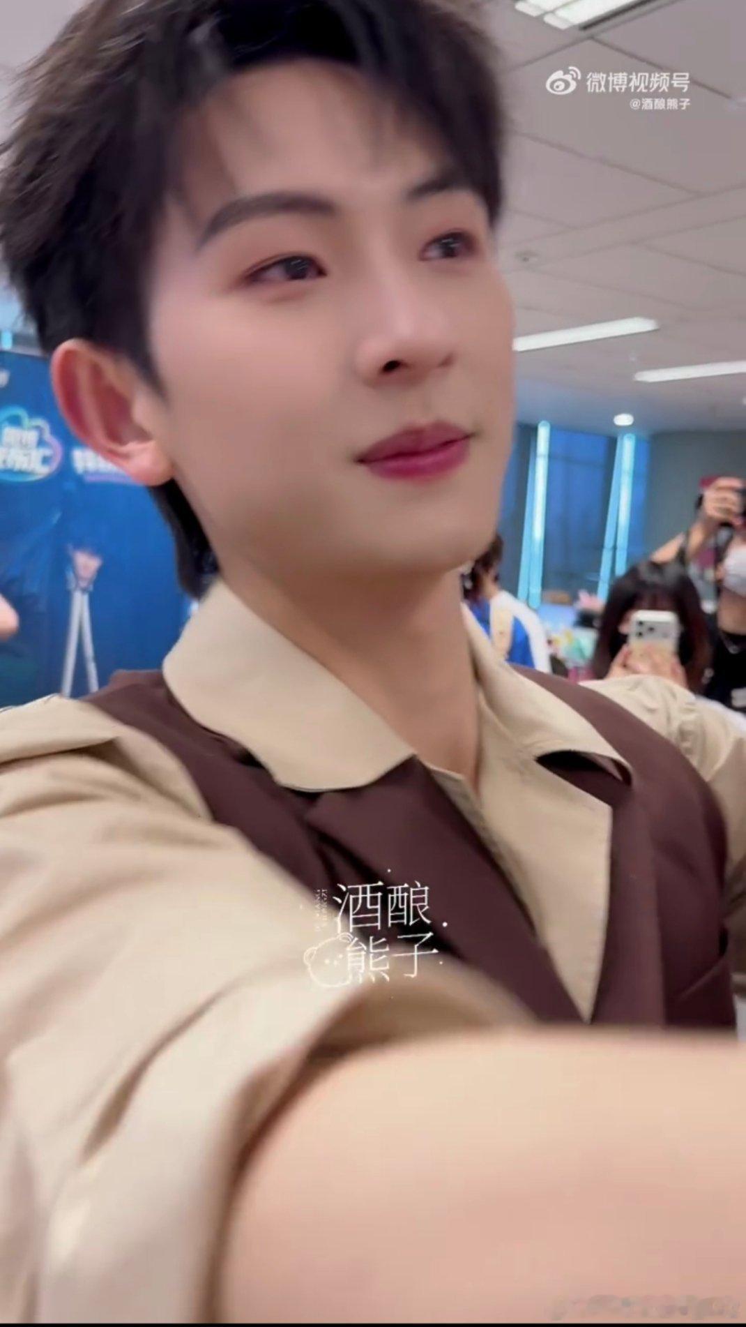 陈添祥被喊不要走害羞到耳朵红了此起彼伏的挽留声音传来，直白的喜爱心意扑面而来，陈
