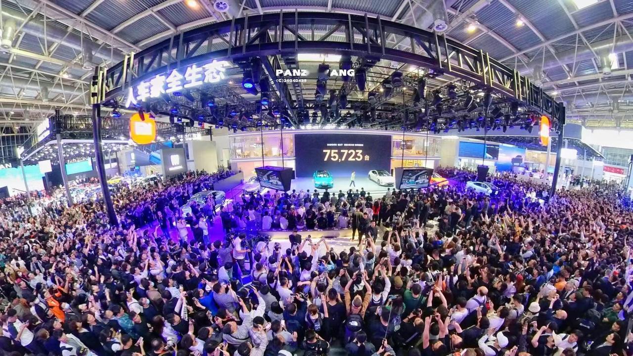 北京车展，小米展位这人气是在太爆炸了，其他友商的工作人员都在看了，这关注度在汽车