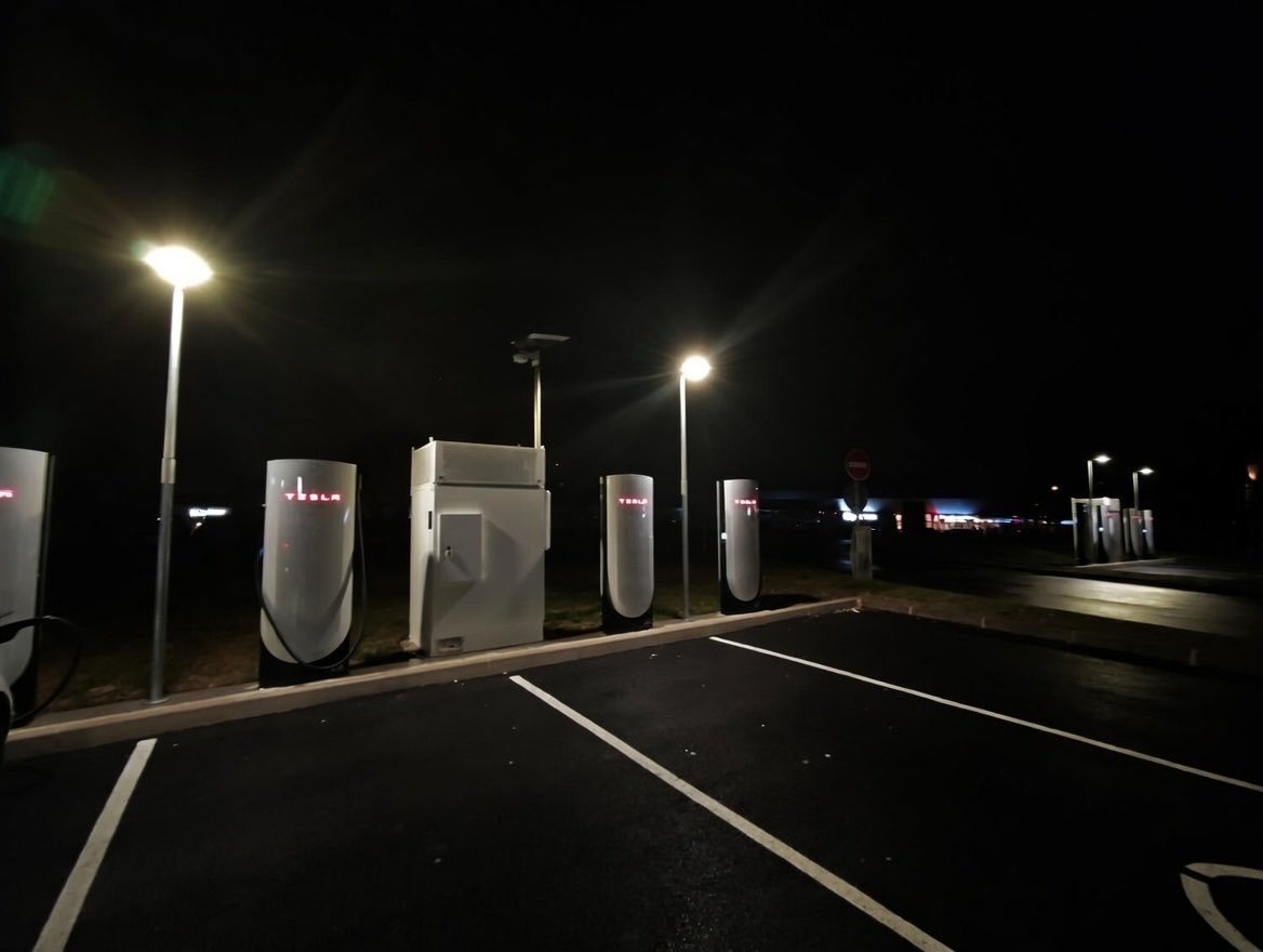 特斯拉开始给欧洲的超充站配星链了 