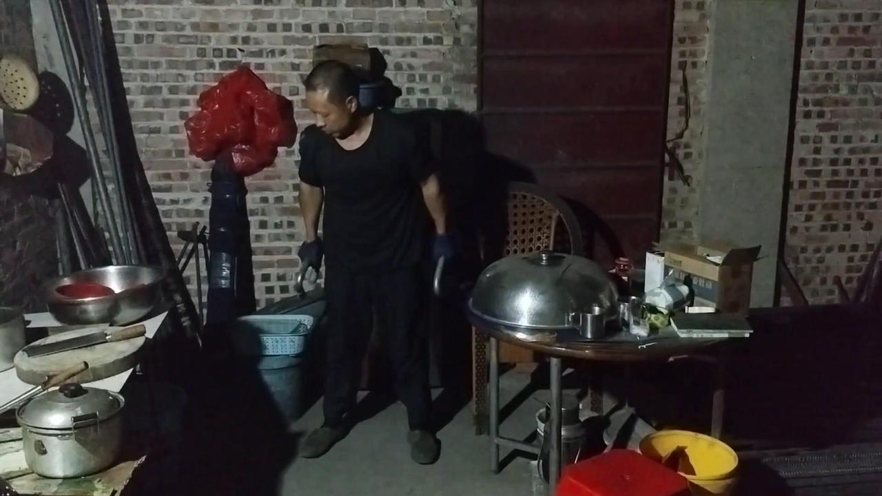 晚上6点做了100个负重30斤深蹲，当时真的热血沸腾，感觉自己还有力量。差不多8