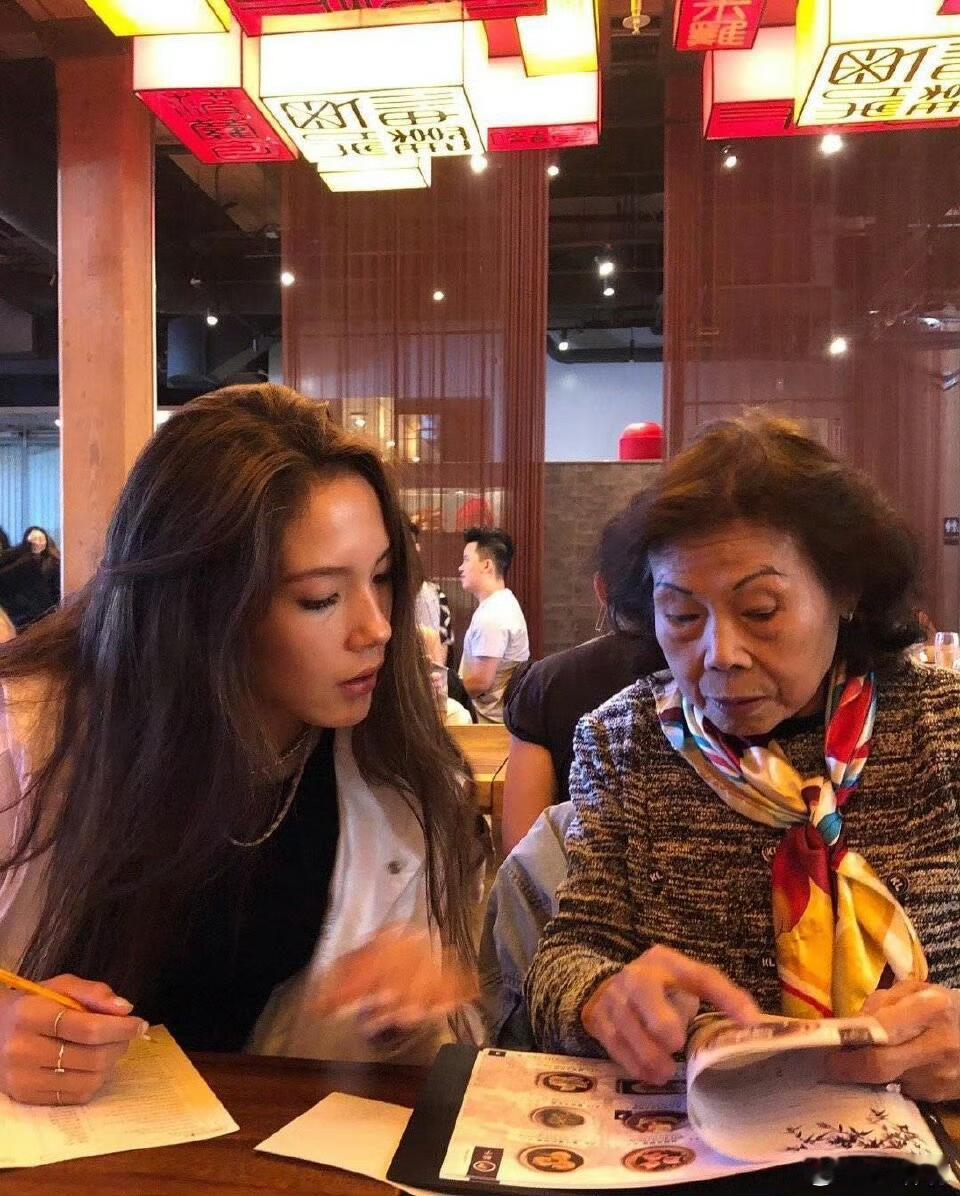 谷爱凌晒奶奶戴奖牌合照金牌璀璨，却映出最深切的思念。刚在米兰冬奥夺冠的谷爱凌，忍