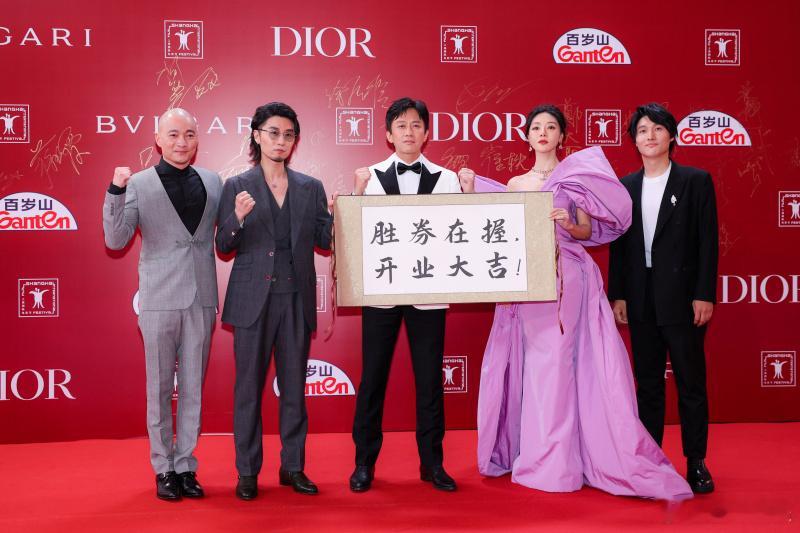 #邓超上影节红毯被贴脸开大# 我相信一定不止我一个人对于邓超被贴脸开大这一段忍不