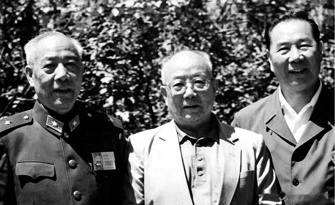 上世纪八十年代，红一军团的三位老战友在北京合影，左起：王宗槐（原中国人民解放军第