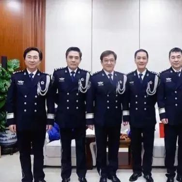这张照片拍摄于2021年“心连心”慰问演出结束后，画面中是六位身穿警服的男士。我