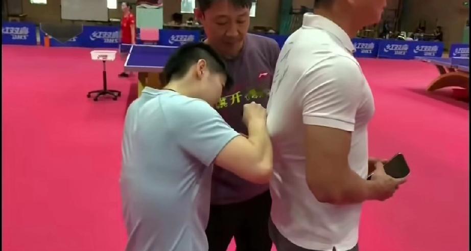 对莎莎的爱，好纯粹，好热烈呀。
莎莎在训练馆，碰到粉丝，想要莎莎签名，但是没有纸