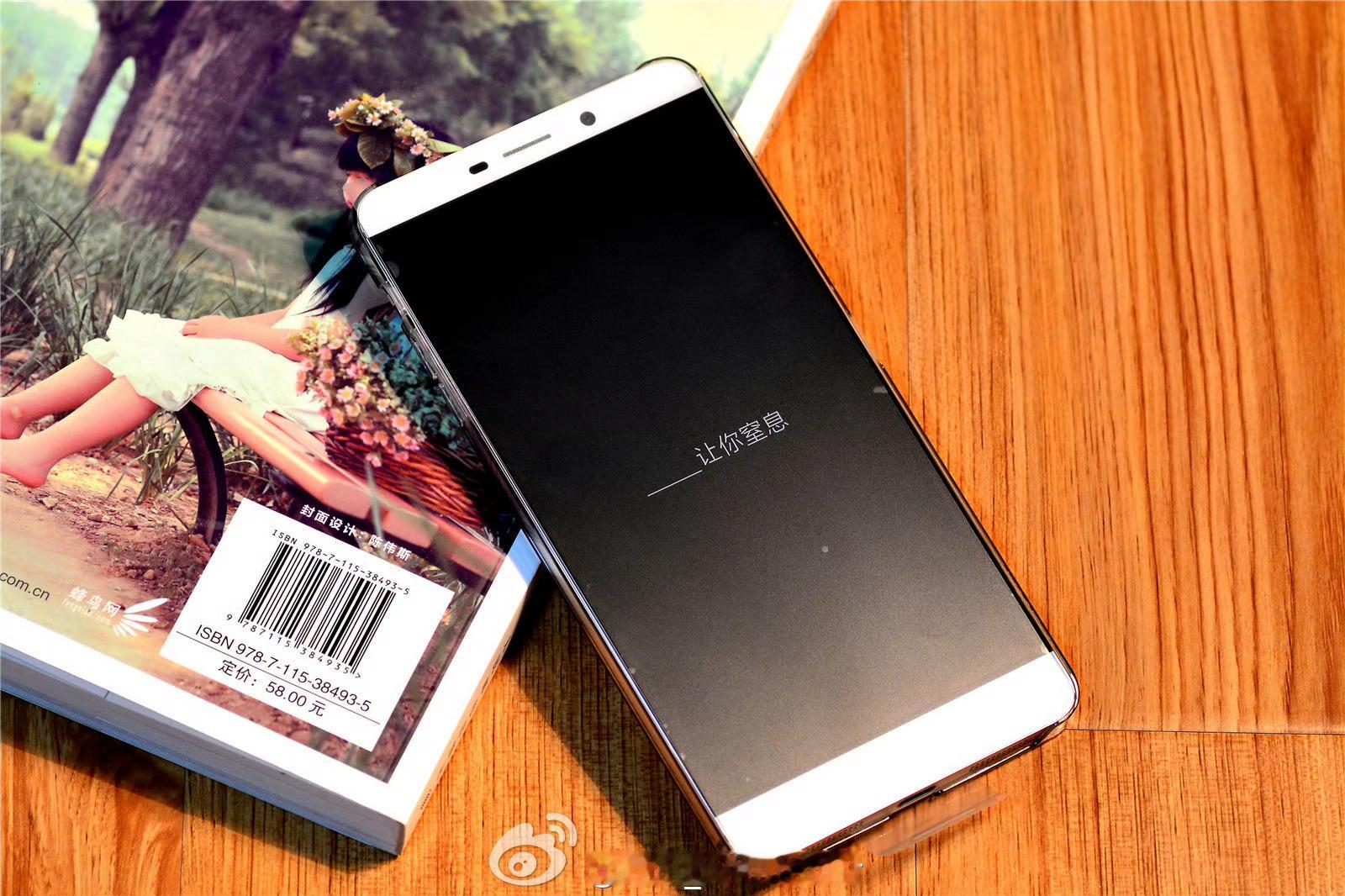 第一个取消耳机孔的 说的是手机？第一个是 OPPO R5，太薄了以至于耳机孔做不