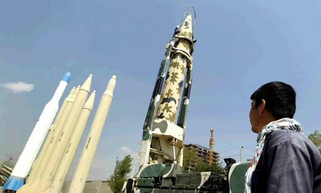 昨天，波斯的导弹反击力度明显下降了，昨天波斯共向海湾国家阿联酋发射七枚导弹。而对