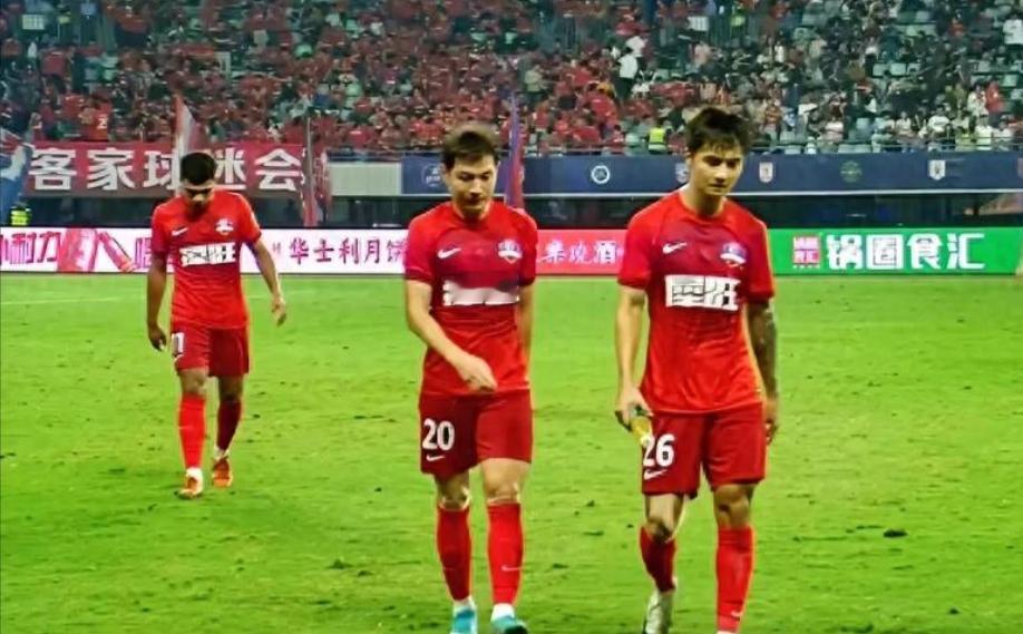梅州客家暂离降级区却难言轻松，武汉提前保级令海牛掌握主动在11月1日晚进行的中超