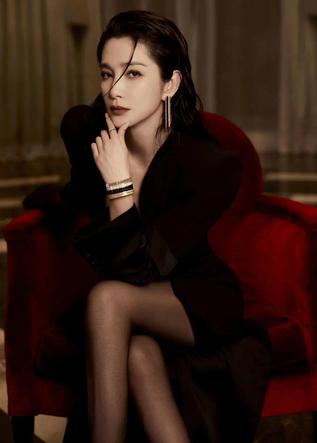 李冰冰湿发红唇太带感，黑丝大长腿好绝，姐的气质好有女王范儿！