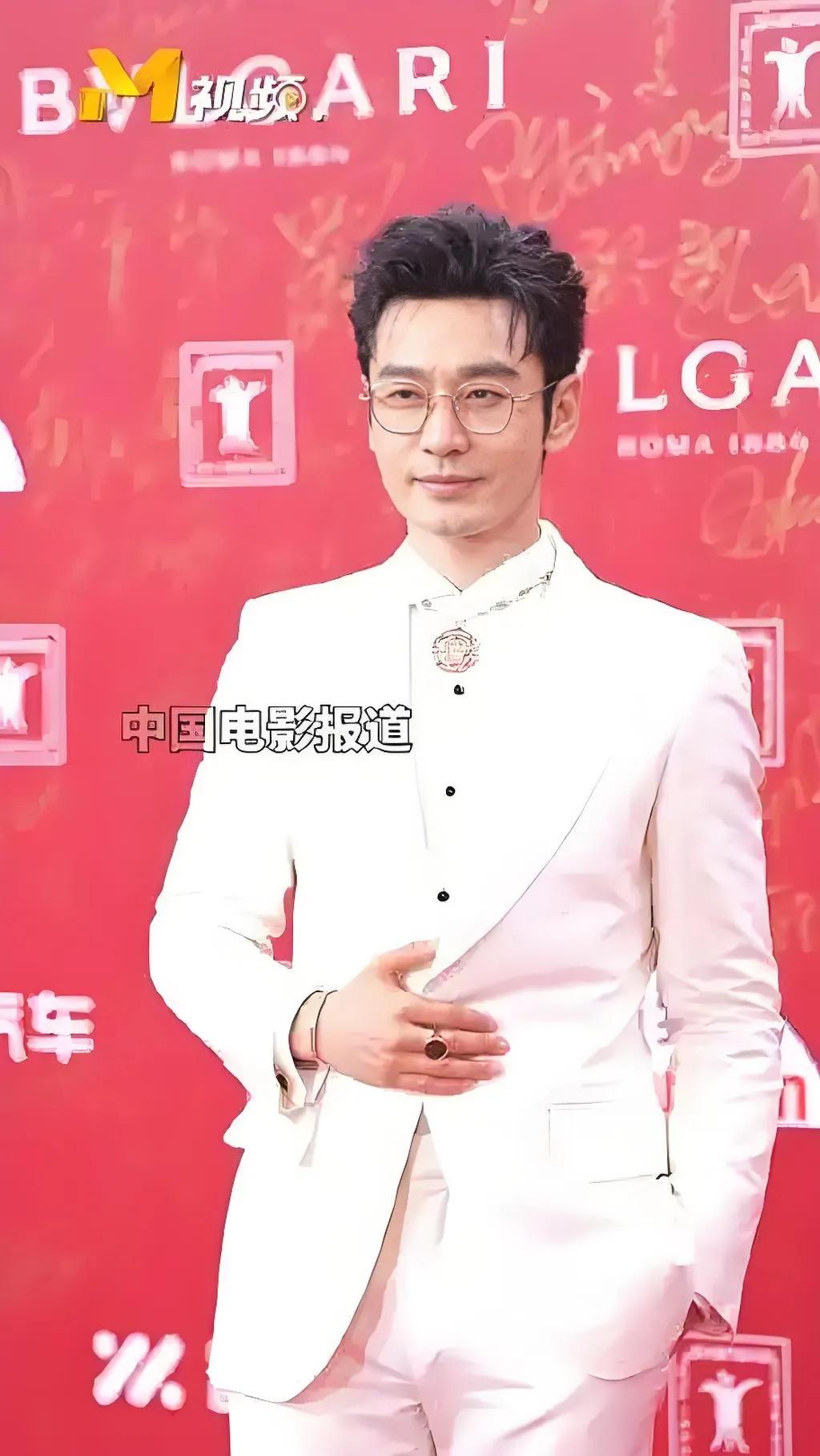 黄晓明这一字发际线呐，直接暴露了他戴假发套的事实[尬笑]。就说，他这么有钱了，就